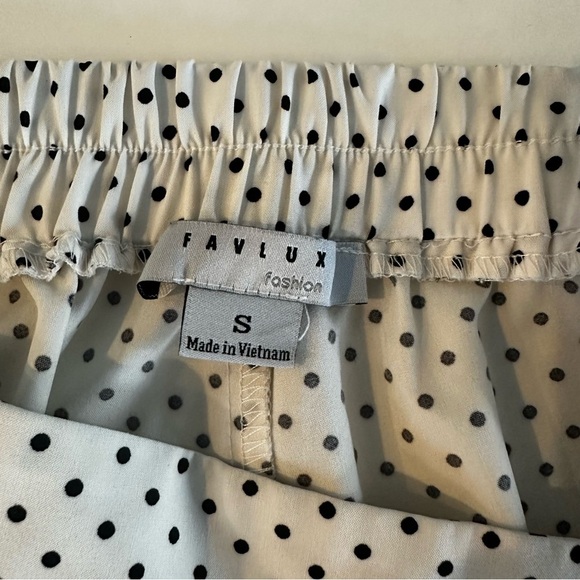 Polka‎ Dot Ruffle Hem Women's Shorts - Picture 4 of 4